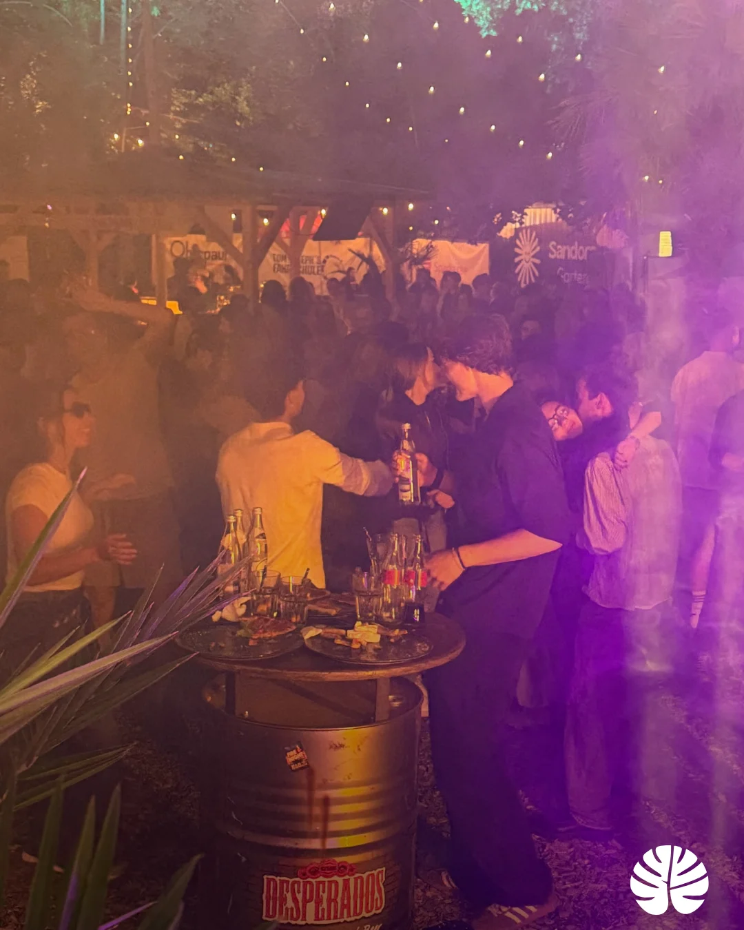 Tanzende Gäste beim Sandora Garten Event