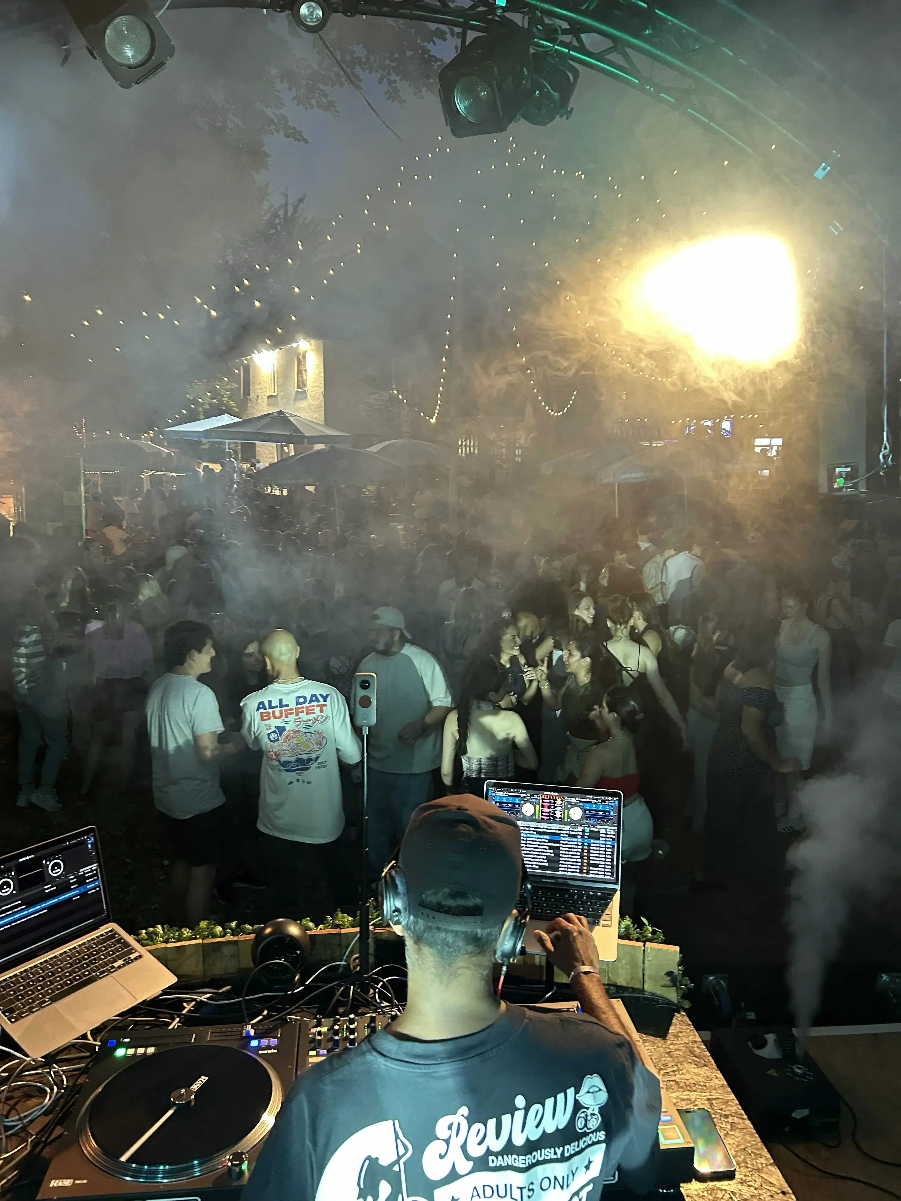 Tanzende Crowd auf einem Baila Verde Event